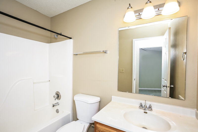 1,795/Mo, 8904 Lighthorse Dr Indianapolis, IN 46231 Bathroom View