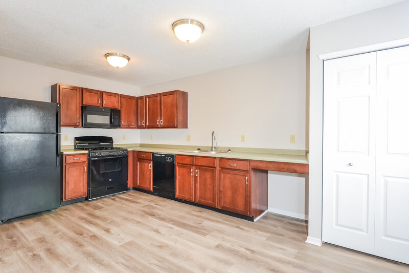 2,030/Mo, 2012 Southernwood Ln Indianapolis, IN 46231 Kitchen View