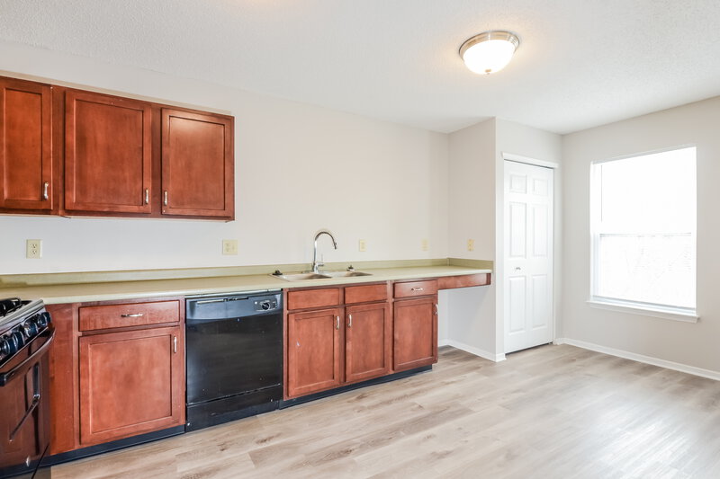 2,030/Mo, 2012 Southernwood Ln Indianapolis, IN 46231 Kitchen View 2