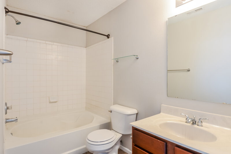 2,030/Mo, 2012 Southernwood Ln Indianapolis, IN 46231 Main Bathroom View