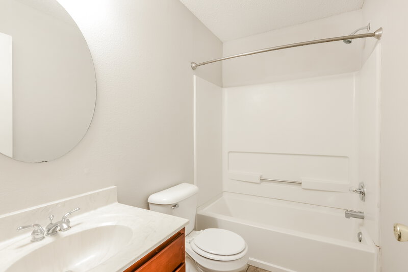 2,030/Mo, 2012 Southernwood Ln Indianapolis, IN 46231 Bathroom View