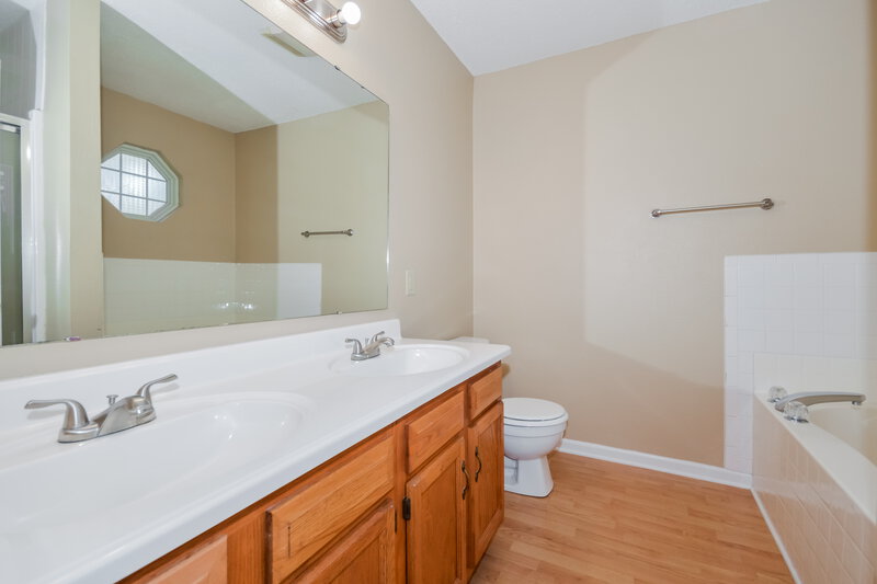1,945/Mo, 9012 Lighthorse Dr Indianapolis, IN 46231 Main Bathroom View