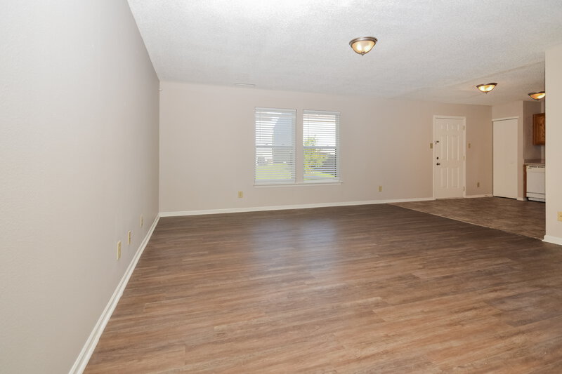 1,550/Mo, 1918 Dutch Elm Dr Indianapolis, IN 46231 Living Room View 3