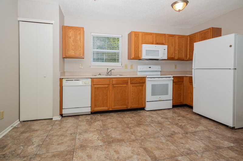 1,550/Mo, 1918 Dutch Elm Dr Indianapolis, IN 46231 Kitchen View