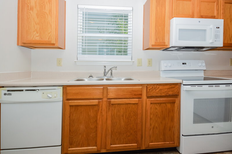 1,550/Mo, 1918 Dutch Elm Dr Indianapolis, IN 46231 Kitchen View 2