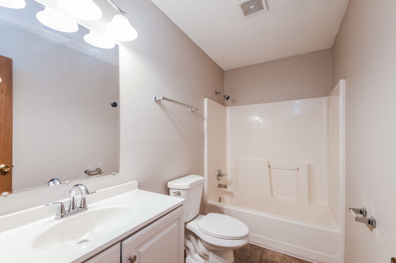 1,800/Mo, 1247 Country Ridge Ln Indianapolis, IN 46234 Main Bathroom View