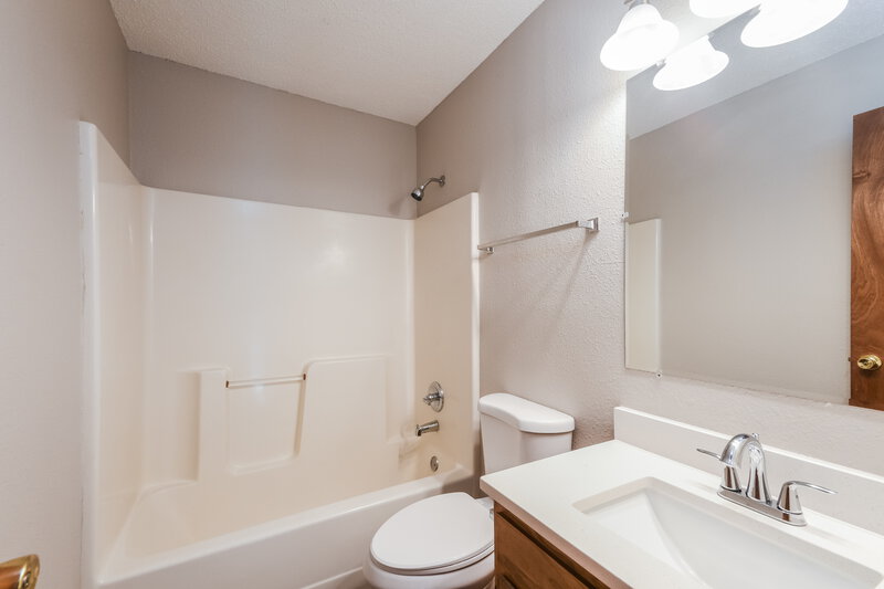 1,800/Mo, 1247 Country Ridge Ln Indianapolis, IN 46234 Bathroom View