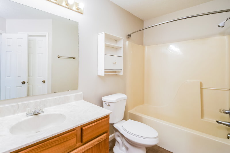 1,535/Mo, 10802 Snowdrop Way Indianapolis, IN 46235 Main Bathroom View