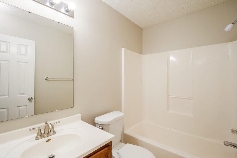 1,635/Mo, 11611 Signet Ln Indianapolis, IN 46235 Bathroom View