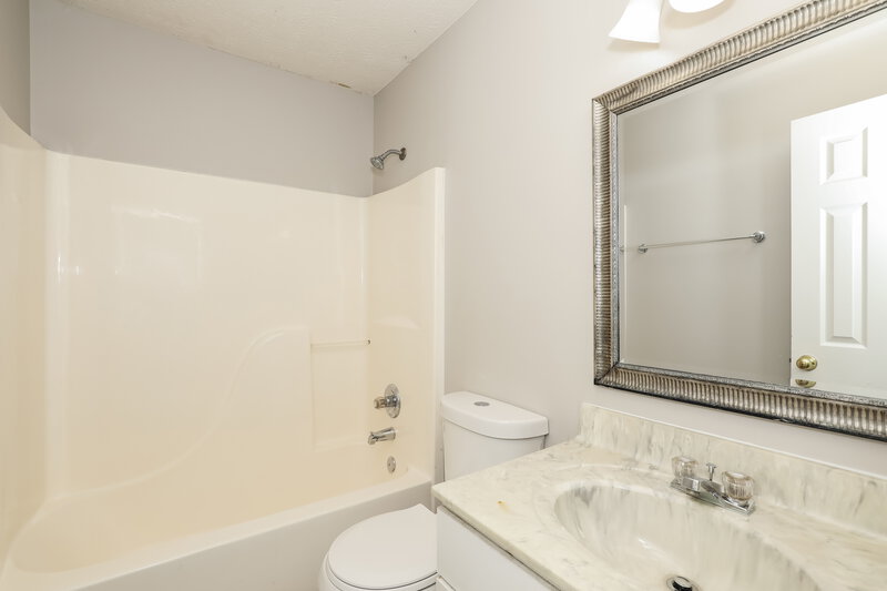 1,800/Mo, 6439 Titania Dr Indianapolis, IN 46236 Bathroom View