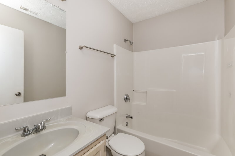 1,730/Mo, 12719 Spurrington Way Indianapolis, IN 46236 Main Bathroom View
