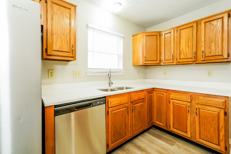 1,520/Mo, 3930 Owster Ln Indianapolis, IN 46237 Kitchen View 2