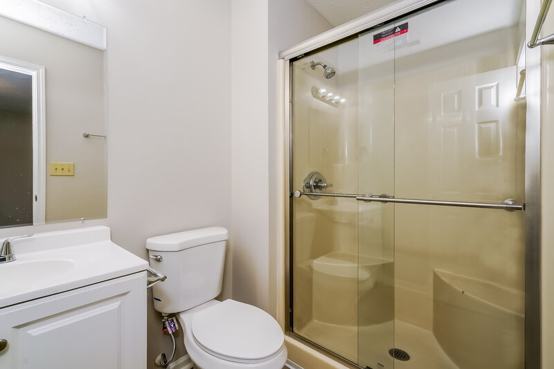 1,520/Mo, 3930 Owster Ln Indianapolis, IN 46237 Main Bathroom View