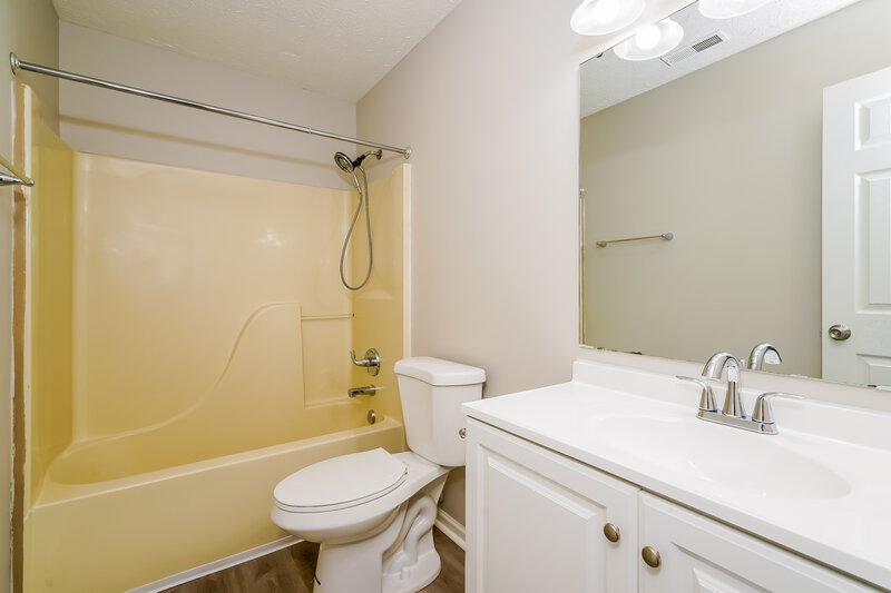 1,520/Mo, 3930 Owster Ln Indianapolis, IN 46237 Bathroom View