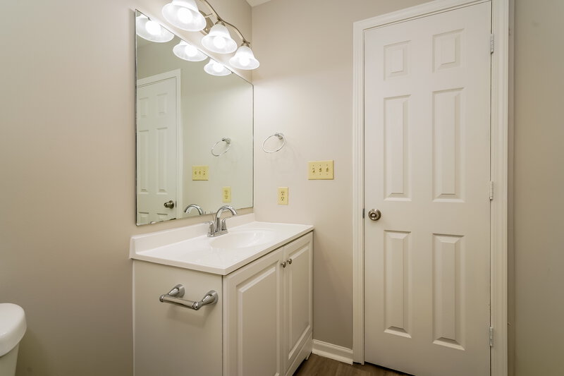 1,520/Mo, 3930 Owster Ln Indianapolis, IN 46237 Bathroom View 2