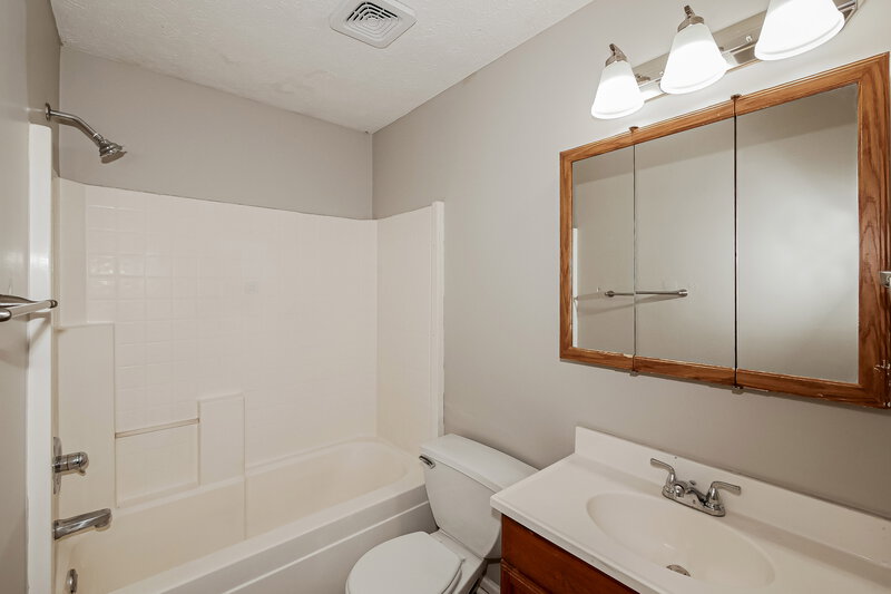 1,660/Mo, 3712 Owster Ln Indianapolis, IN 46237 Main Bathroom View
