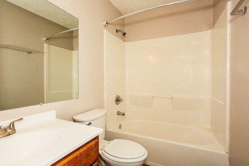 1,700/Mo, 5723 Ensenada Ave Indianapolis, IN 46237 Main Bathroom View