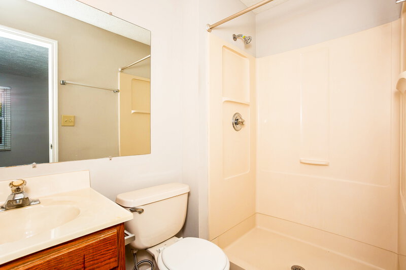 1,700/Mo, 5723 Ensenada Ave Indianapolis, IN 46237 Bathroom View