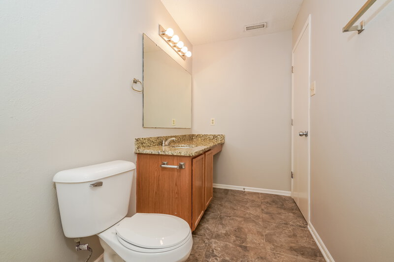 1,805/Mo, 6417 Amber Valley Ln Indianapolis, IN 46237 Main Bathroom View