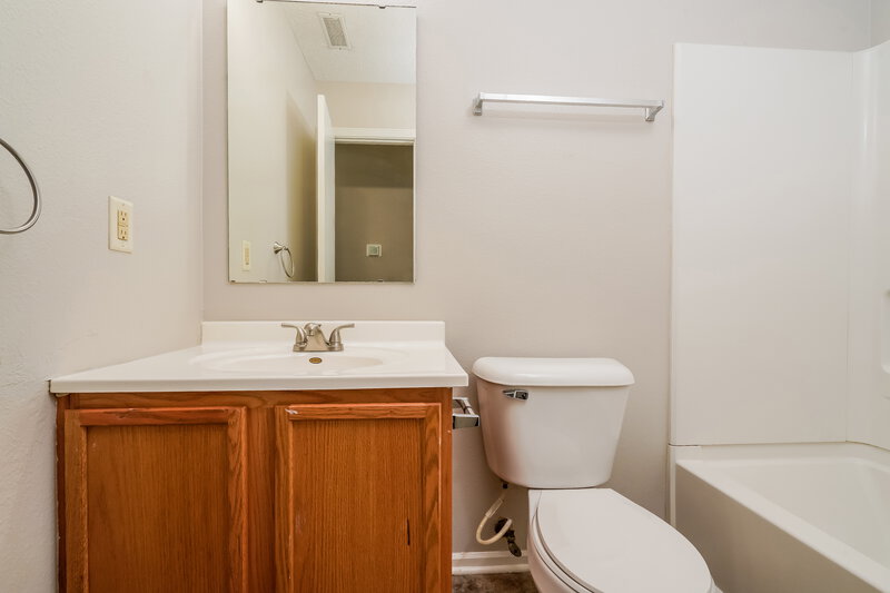 1,805/Mo, 6417 Amber Valley Ln Indianapolis, IN 46237 Bathroom View