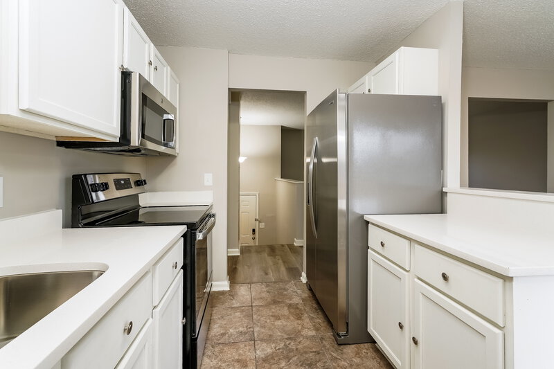 1,630/Mo, 3901 Mistletoe Dr Indianapolis, IN 46237 Kitchen View 2