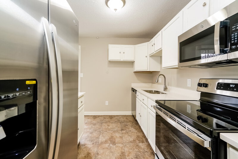 1,630/Mo, 3901 Mistletoe Dr Indianapolis, IN 46237 Kitchen View 3