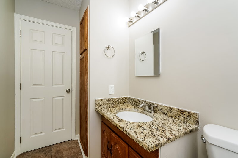1,630/Mo, 3901 Mistletoe Dr Indianapolis, IN 46237 Bathroom View
