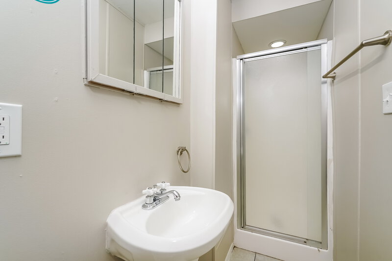 1,630/Mo, 3901 Mistletoe Dr Indianapolis, IN 46237 Bathroom View 2