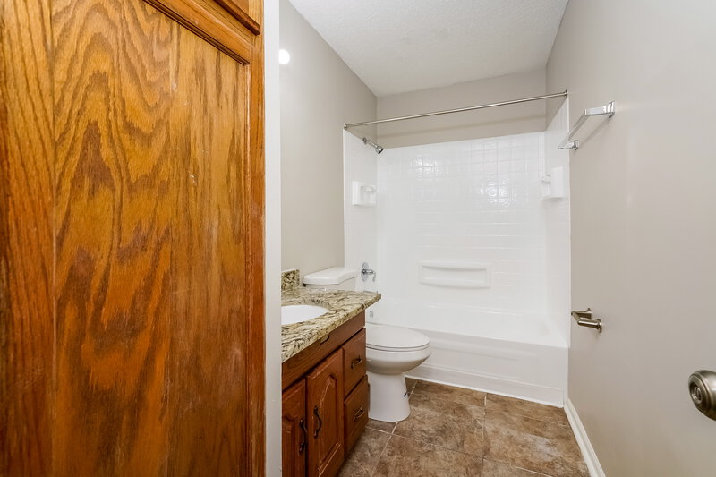 1,630/Mo, 3901 Mistletoe Dr Indianapolis, IN 46237 Bathroom View 3
