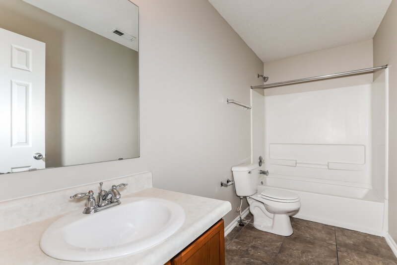 2,230/Mo, 2837 Ludwig Dr Indianapolis, IN 46239 Bathroom View