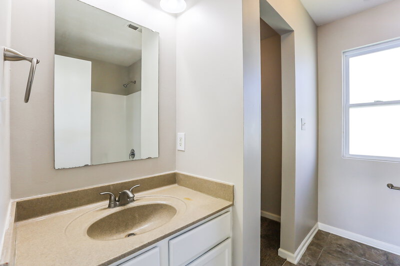 1,760/Mo, 3149 Brandenburg Dr Indianapolis, IN 46239 Main Bathroom View