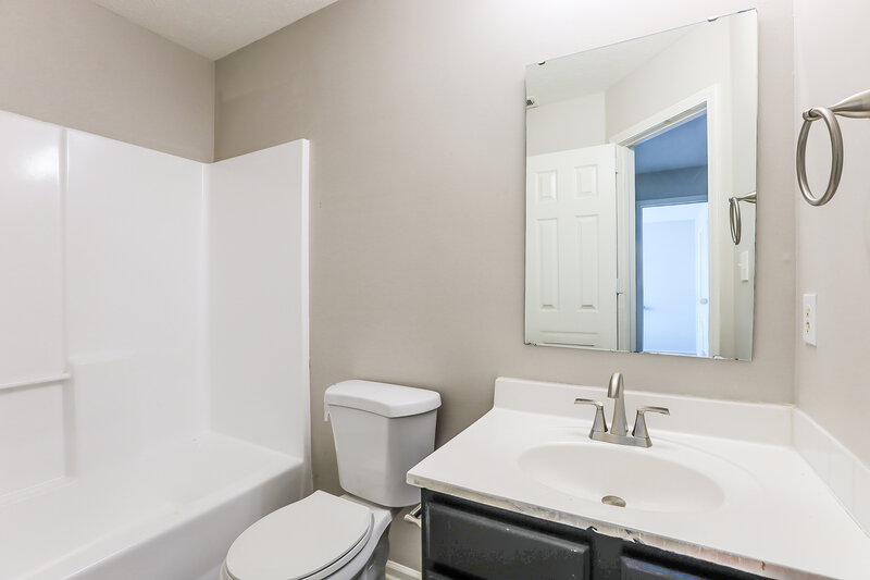 1,760/Mo, 3149 Brandenburg Dr Indianapolis, IN 46239 Bathroom View
