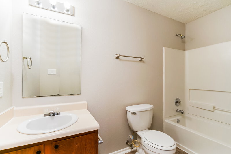 1,850/Mo, 3132 Black Forest Ln Indianapolis, IN 46239 Main Bathroom View