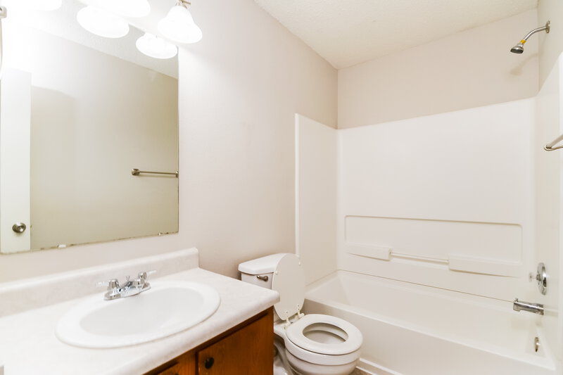 1,850/Mo, 3132 Black Forest Ln Indianapolis, IN 46239 Bathroom View