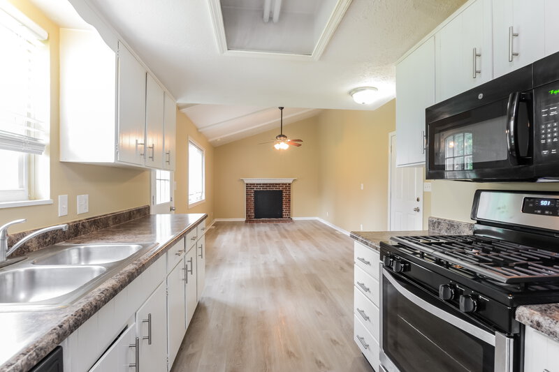1,760/Mo, 1238 Brandt Dr Indianapolis, IN 46241 Kitchen View 2