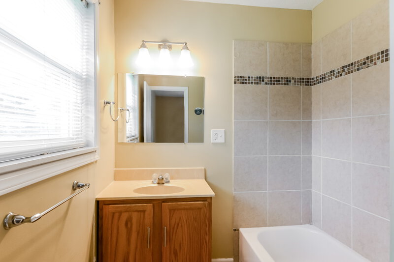 1,760/Mo, 1238 Brandt Dr Indianapolis, IN 46241 Main Bathroom View