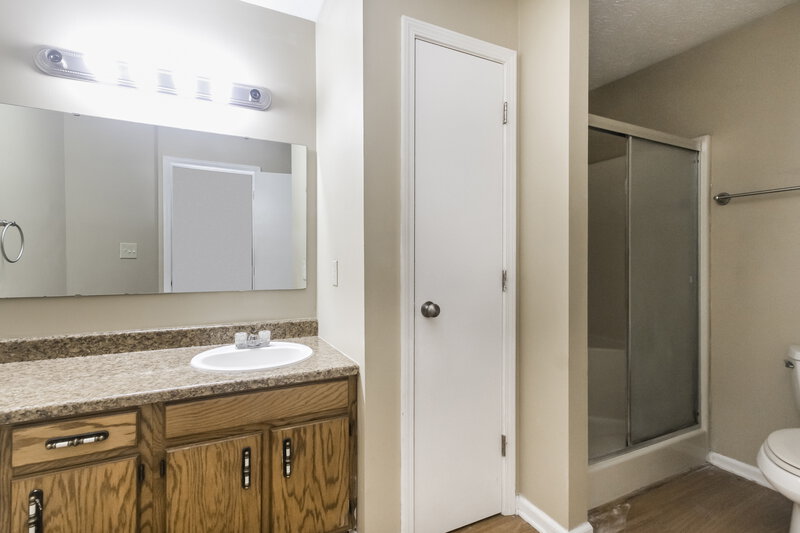 2,850/Mo, 1112 Delray Dr Indianapolis, IN 46241 Main Bathroom View