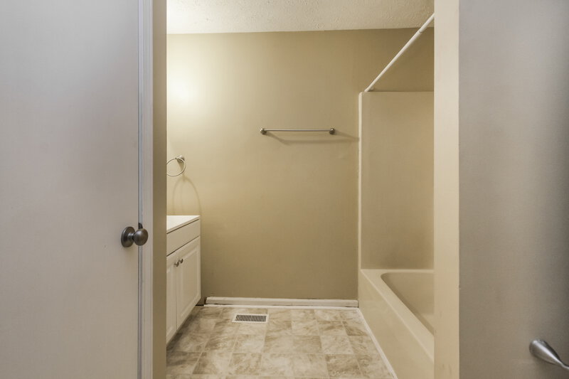 2,850/Mo, 1112 Delray Dr Indianapolis, IN 46241 Main Bathroom View 2