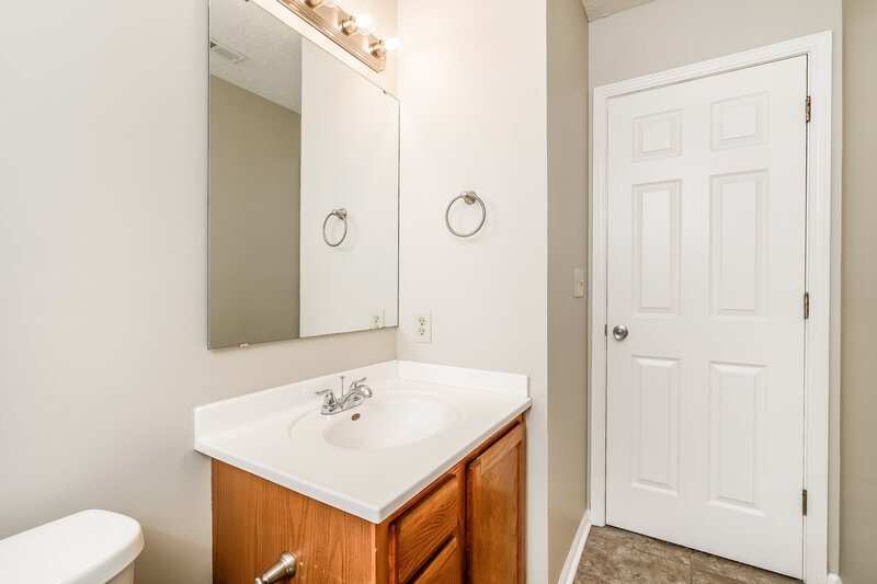 1,605/Mo, 840 Delray Dr Indianapolis, IN 46241 Main Bathroom View
