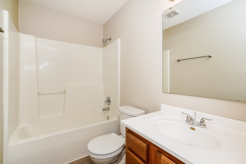 1,605/Mo, 840 Delray Dr Indianapolis, IN 46241 Bathroom View