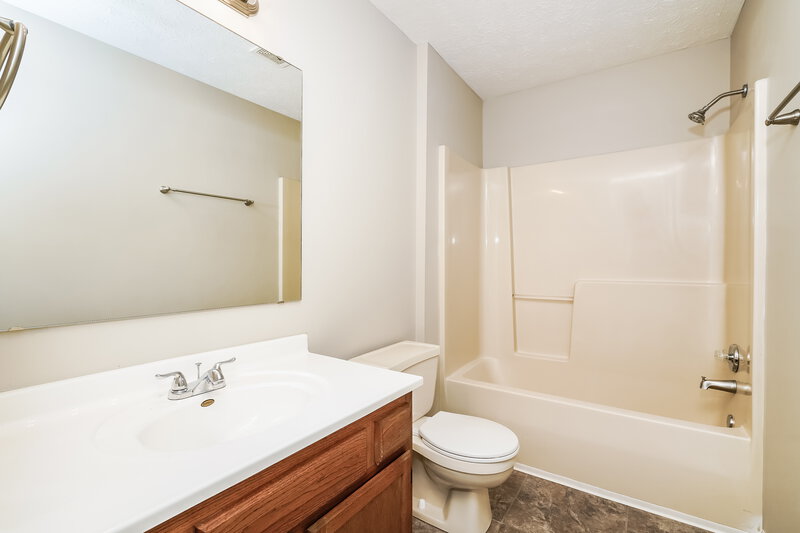 1,605/Mo, 840 Delray Dr Indianapolis, IN 46241 Bathroom View 2