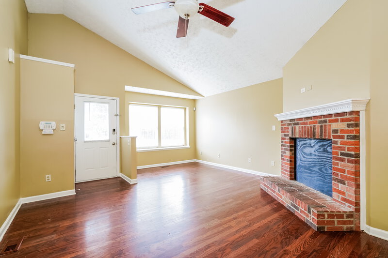1,910/Mo, 5761 Pilgrim Dr Indianapolis, IN 46254 Living Room View 2