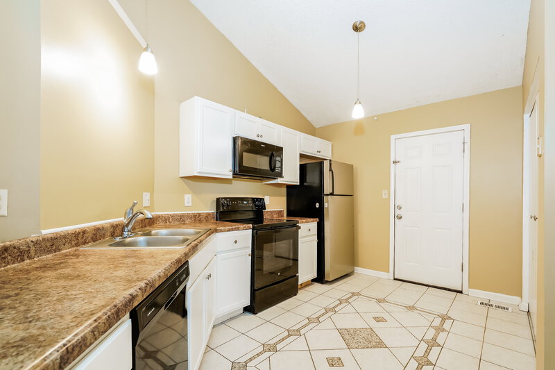1,910/Mo, 5761 Pilgrim Dr Indianapolis, IN 46254 Kitchen View