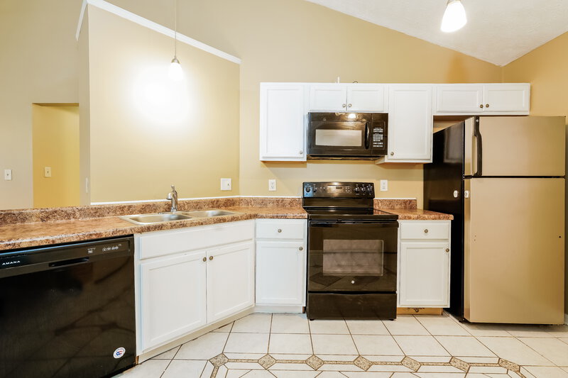 1,910/Mo, 5761 Pilgrim Dr Indianapolis, IN 46254 Kitchen View 2