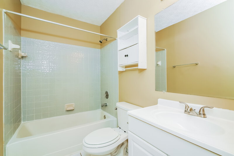1,910/Mo, 5761 Pilgrim Dr Indianapolis, IN 46254 Main Bathroom View