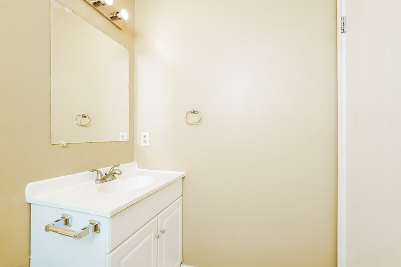 1,910/Mo, 5761 Pilgrim Dr Indianapolis, IN 46254 Bathroom View