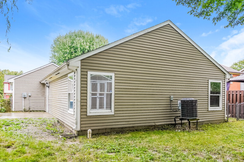 1,910/Mo, 5761 Pilgrim Dr Indianapolis, IN 46254 Rear View