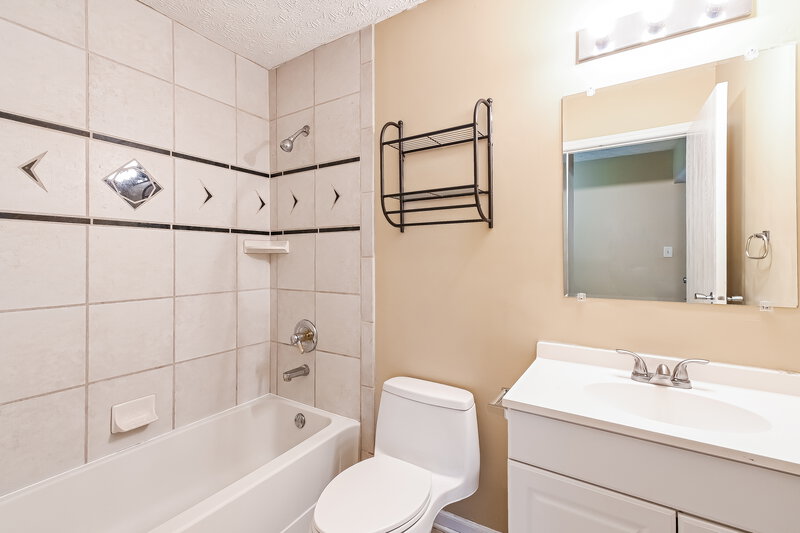 1,910/Mo, 5761 Pilgrim Dr Indianapolis, IN 46254 Bathroom View 2