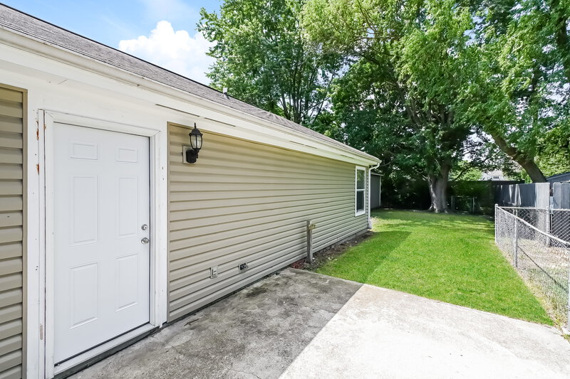 1,910/Mo, 5761 Pilgrim Dr Indianapolis, IN 46254 Rear View 3