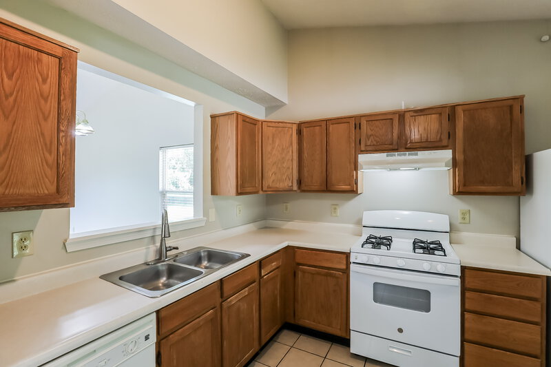 1,765/Mo, 5384 Lakeside Manor Dr Indianapolis, IN 46254 Kitchen View